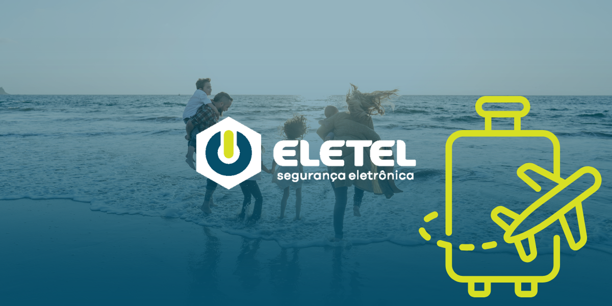 Família curtindo férias na praia com ícone de mala, representando o checklist de segurança residencial da Eletel.