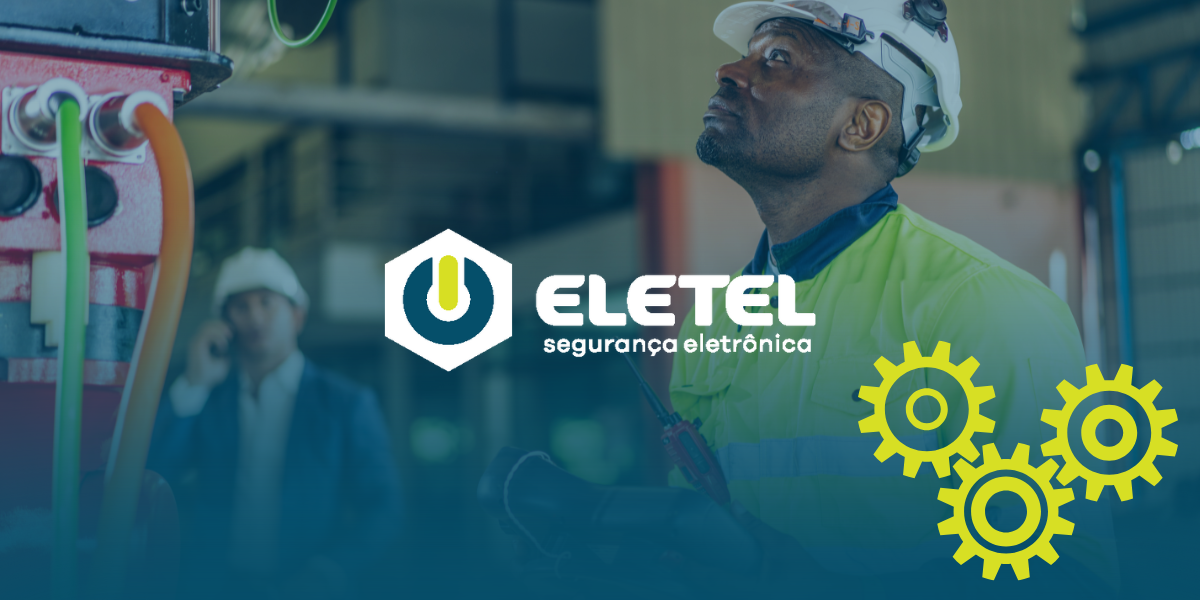 Técnico inspecionando instalação industrial com equipamentos de segurança eletrônica, representando a atuação da Eletel Segurança Eletrônica no setor industrial.