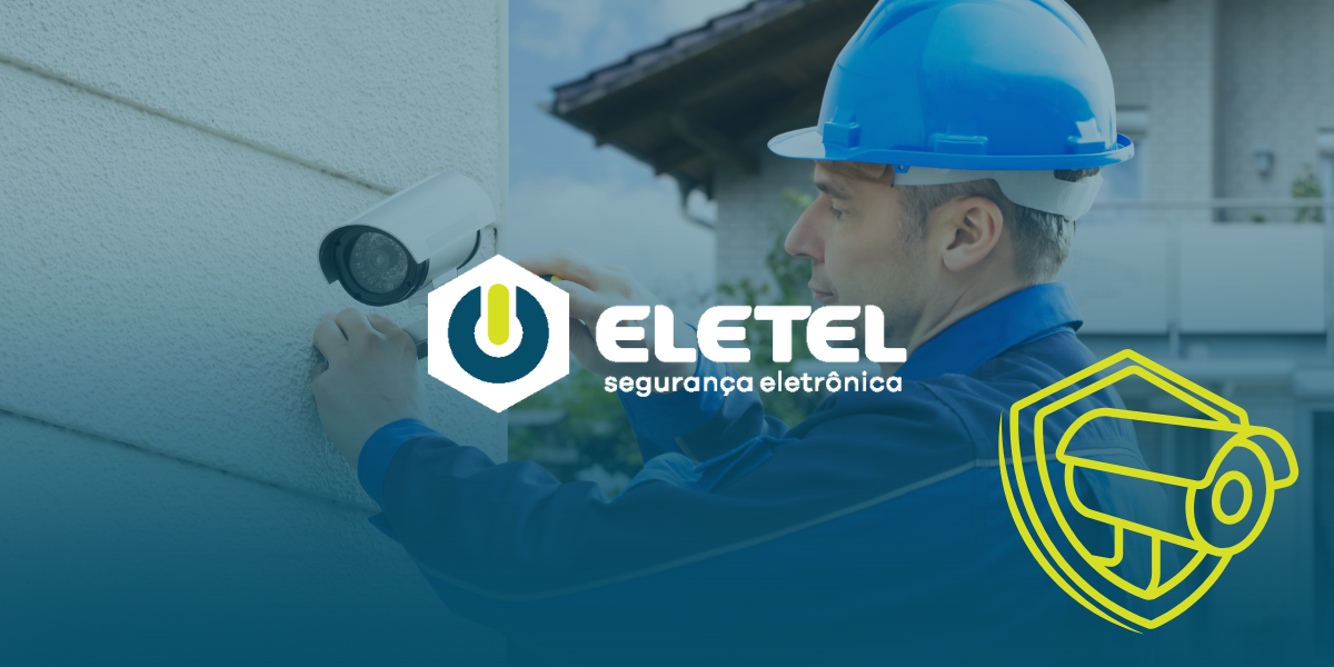 Técnico instala câmera de segurança na fachada de um imóvel, representando a integração entre segurança física e digital da Eletel Segurança Eletrônica.